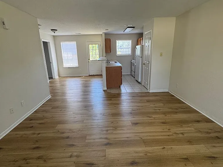 2681-2683 E Oakbrook Dr — Photo 3