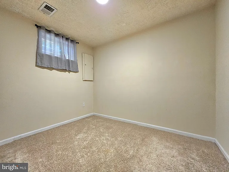 8561 Southlawn Ct — Photo 17