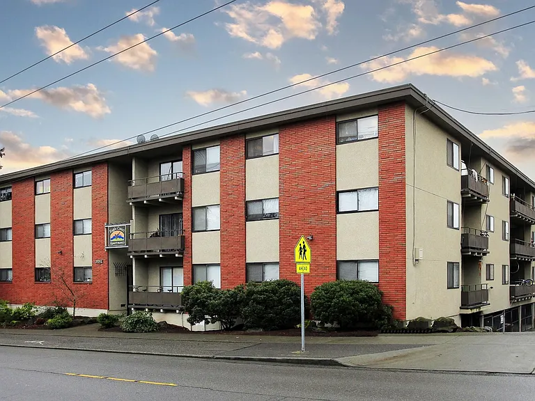 2121 E Jefferson St — Photo 2
