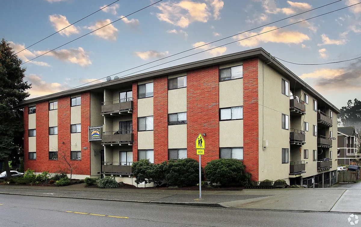 Building Photo - 2121 E Jefferson St