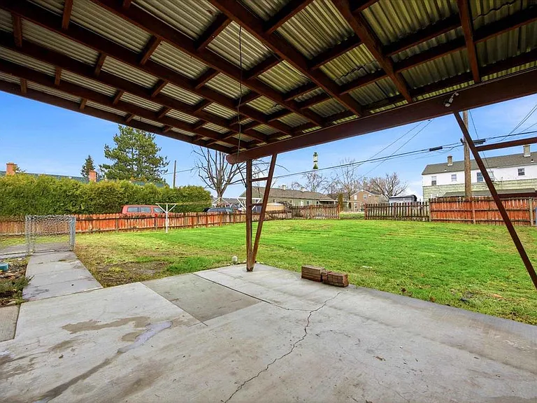 510 Douglass Ave — Photo 8