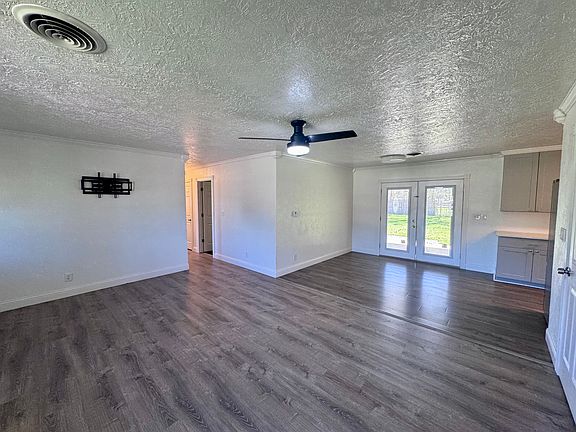 3rd image of 140 Lynn Dr
