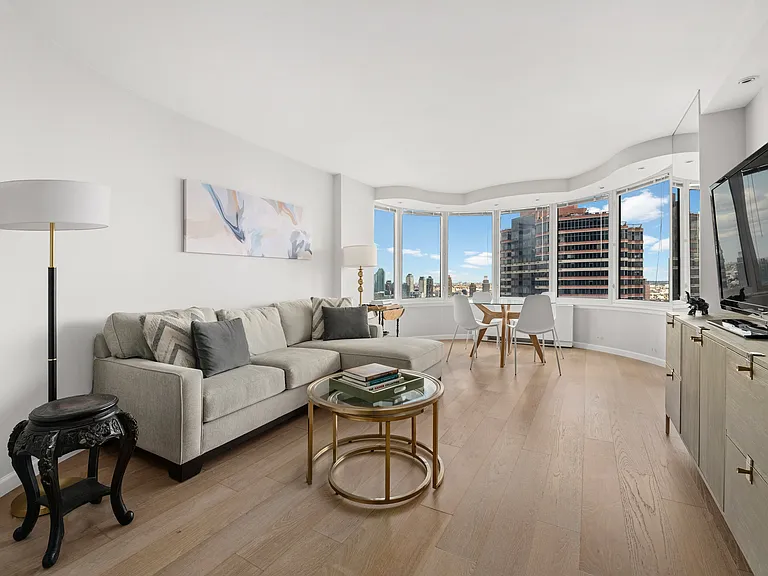 330 E 38th St #38M — Photo 1