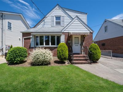 8123 260th Street, Glen Oaks, NY, 11004