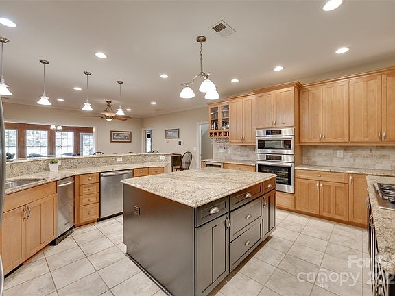 3rd image of 8 Bald Eagle Rd