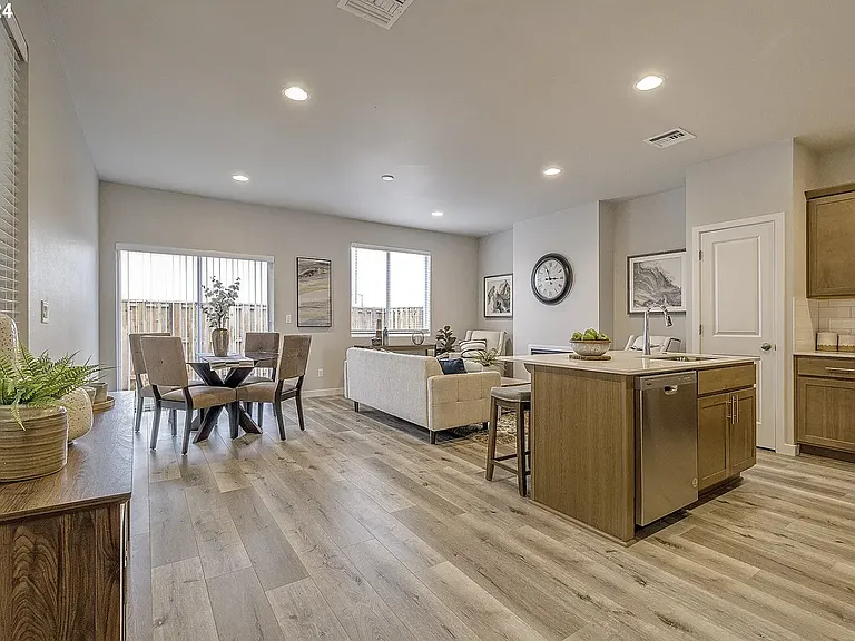 3634 Ash St — Photo 2