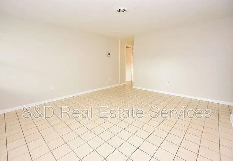1424 Phyllis St — Photo 9