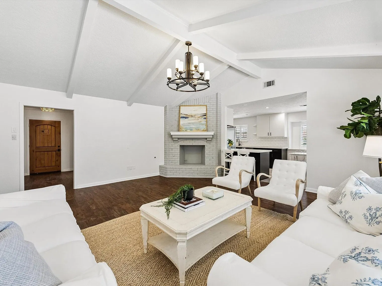 4 bed, 2.0 bath, 2180 sqft, $3,500 — Photo 3