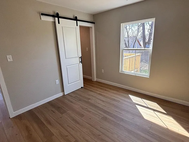129 Evans St — Photo 33