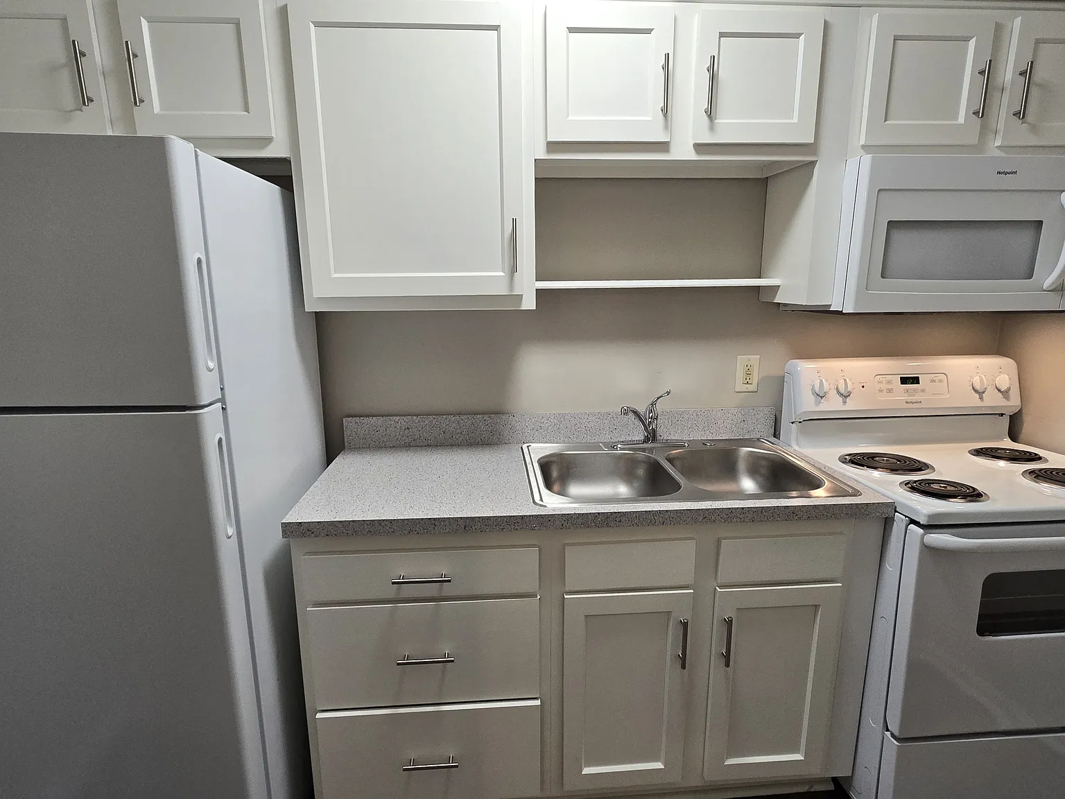Midland Apartments — Photo 1