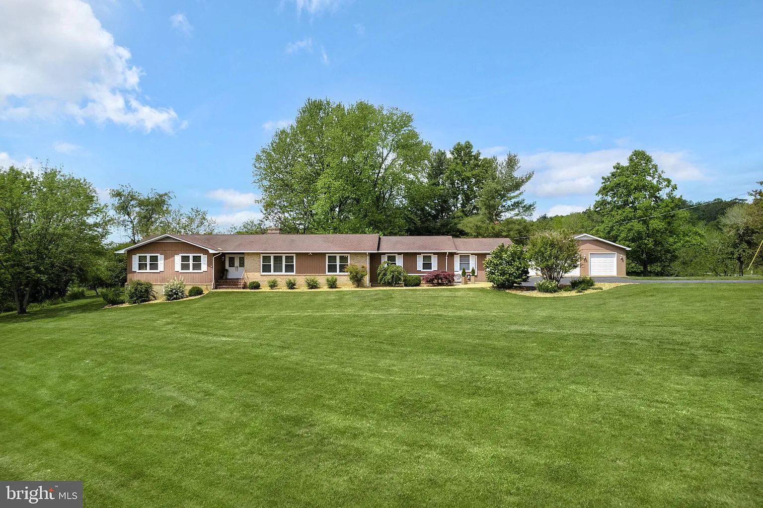 399 Brookneil Dr photo 1