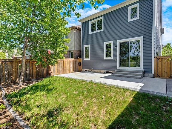 4th image of 290 Apple Hill Cres