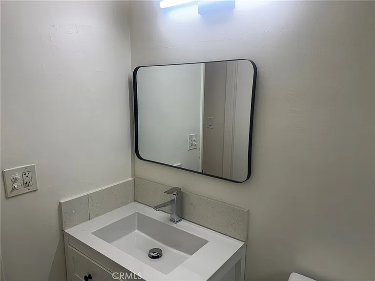 1041 Bennett Ave — Photo 17