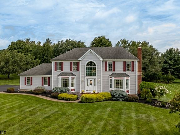 3rd image of 25 Farmhouse Rd