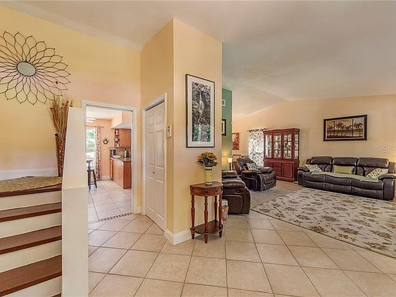 3rd image of 1021 Serpentine Dr S