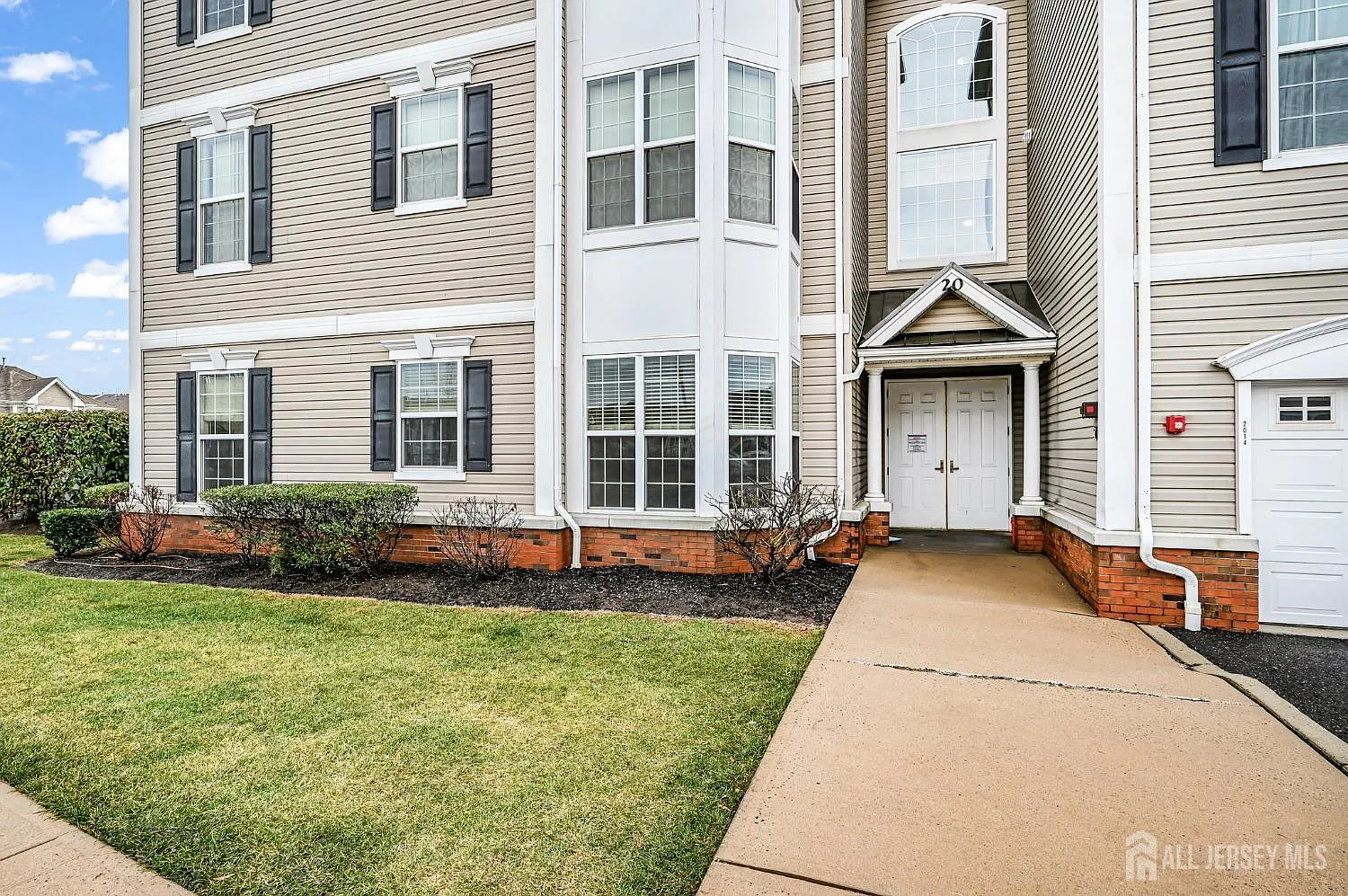 2 bed, 2.0 bath, 1234 sqft, $2,700 — Photo 2