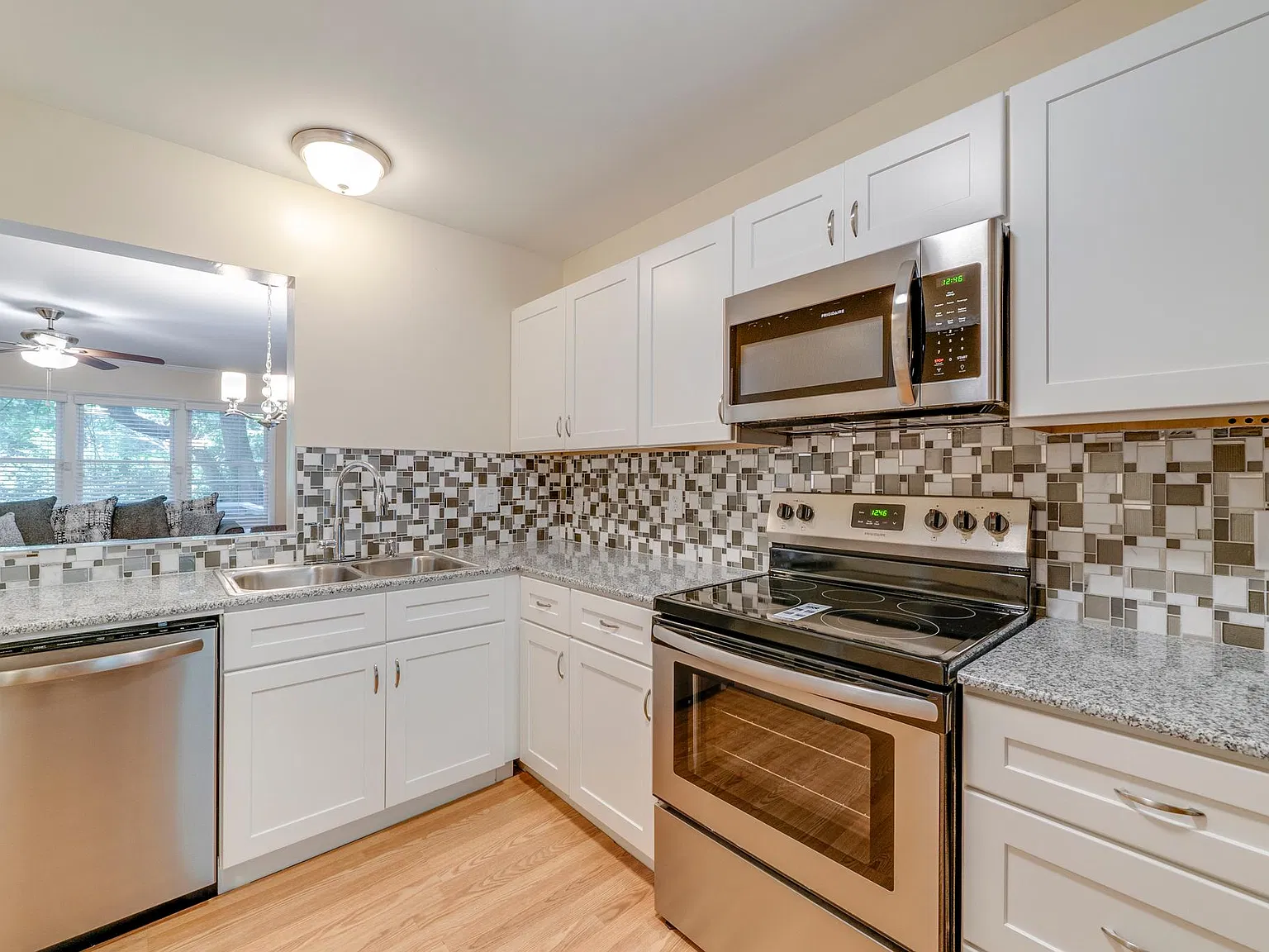 2 bed, 2.5 bath, 1081 sqft, $2,400 — Photo 2