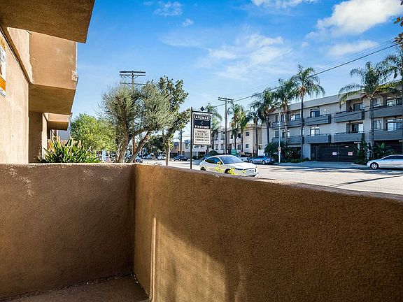 5th image of 18631-12 Burbank Blvd