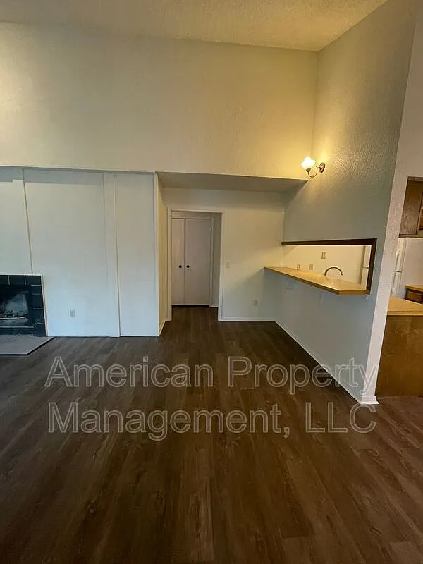 Building Photo - 4405 S Gum Ave