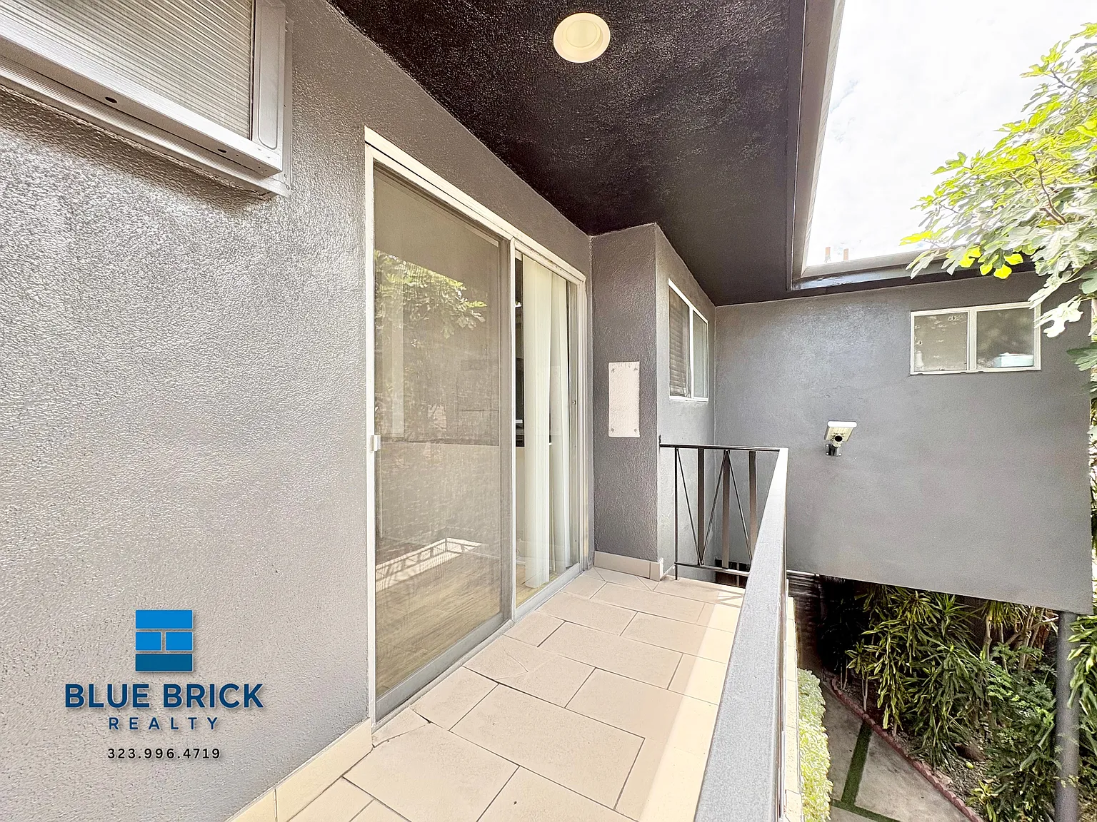 Desirable 2-Bedroom with Private Balcony Near Beverly Grove — Photo 3