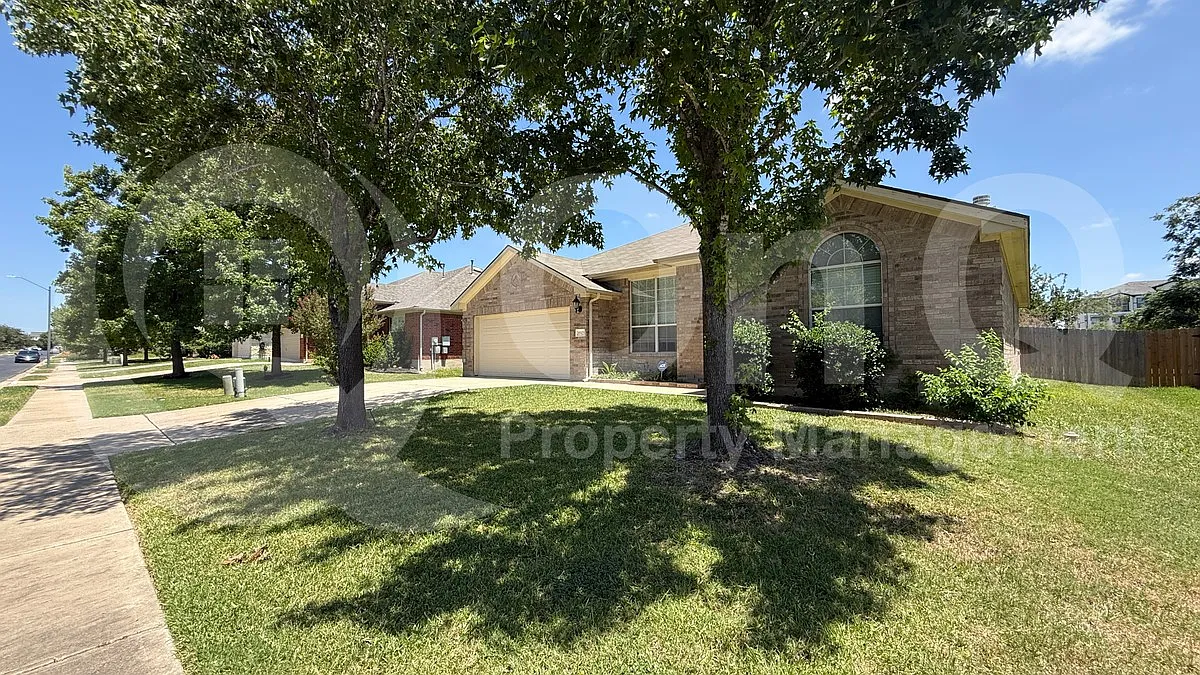 3 bed, 2.0 bath, 1826 sqft, $2,095 — Photo 2