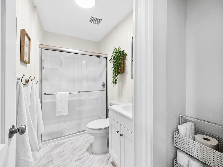 515 E Scott St — Photo 30