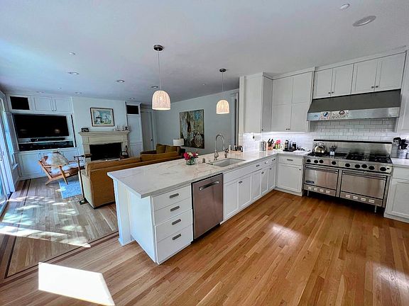 5th image of 15 Lois Ct