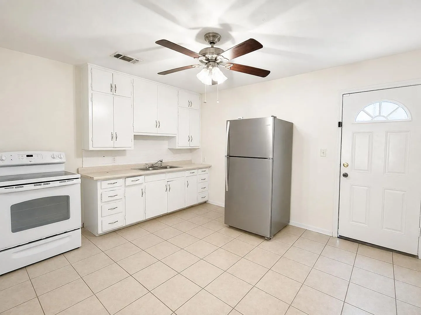 Adorable Remodeled three bedroom, one bath home with spacious fenced in back yard!! — Photo 2
