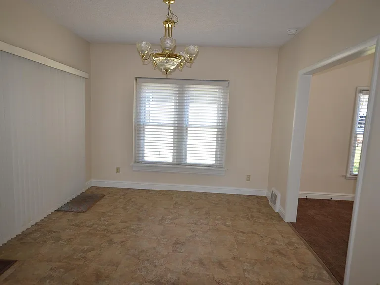 805 Saxon Ave — Photo 14