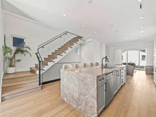 4347 Georgia St, Burnaby, BC V5C 2T9
