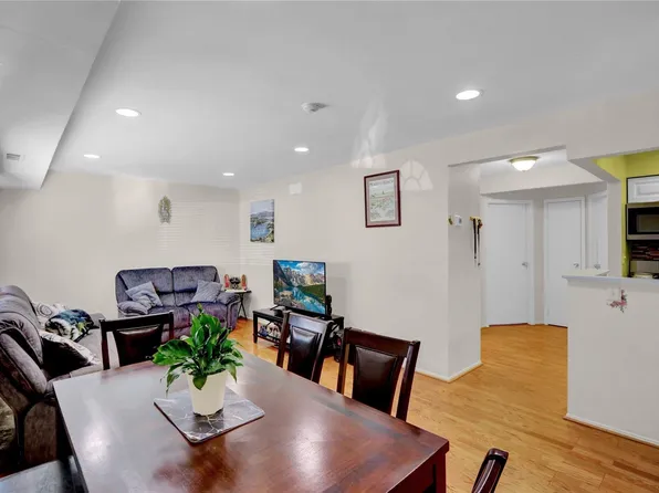 59 Point Circle S #59, Coram, NY 11727