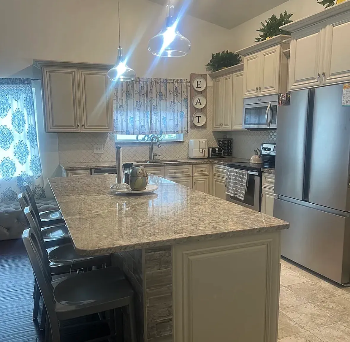3 bed, 1776 sqft, $3,200 — Photo 3