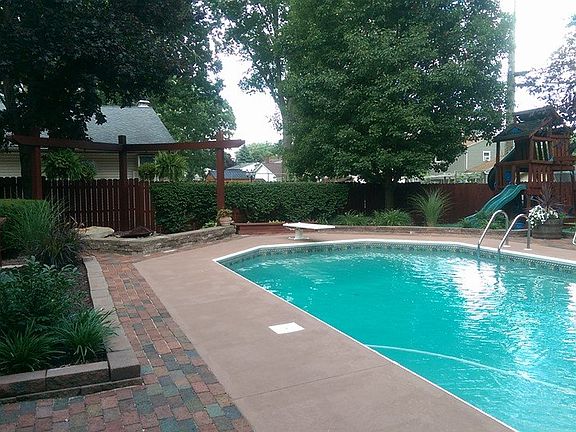3rd image of 3888 Jeanette Dr SE