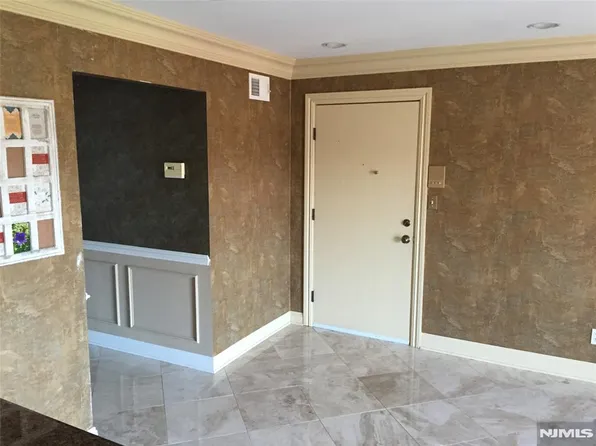 825 Riverside Ave #16, Lyndhurst, NJ 07071