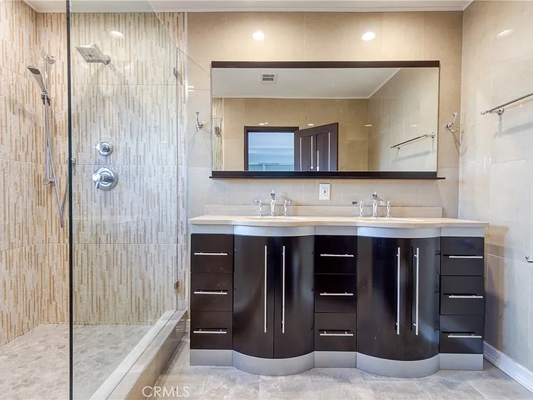 7796 Skyhill Dr — Photo 18