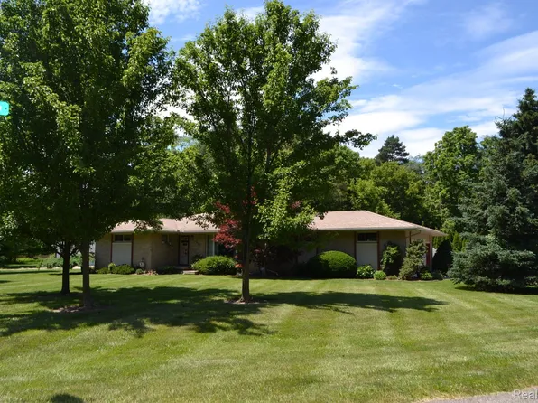 6530 Dalton Dr, Flushing, MI 48433
