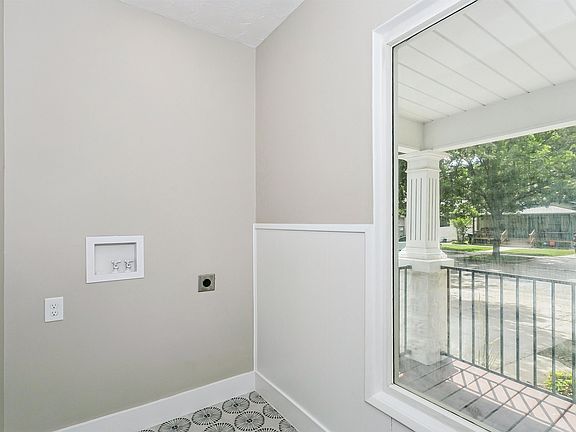 5th image of 132 S Green St