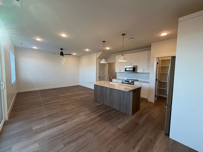 602 E Hemsworth Ln — Photo 3