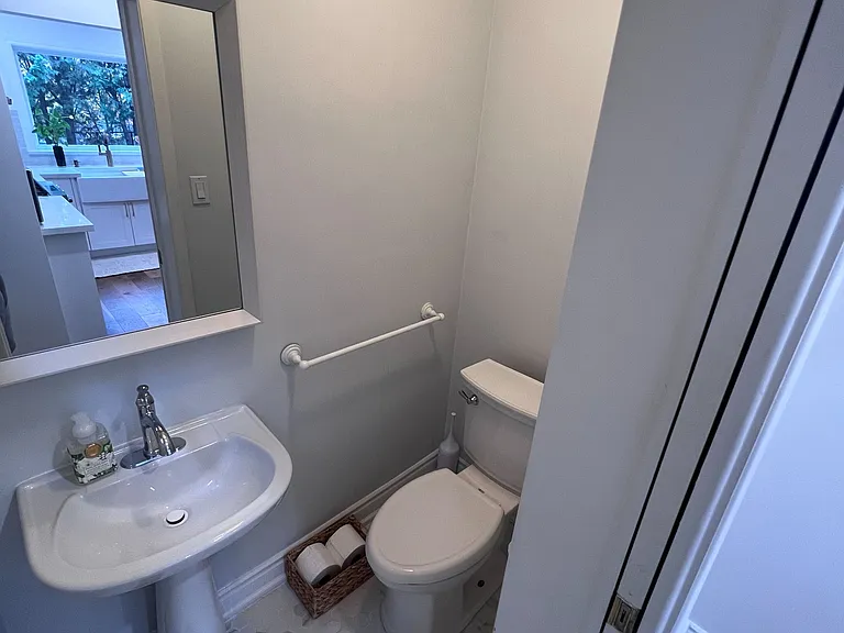 195 Upper Canada Dr — Photo 11