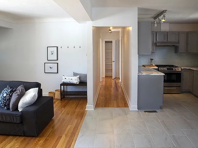 19 Meadowlands Dr W — Photo 1