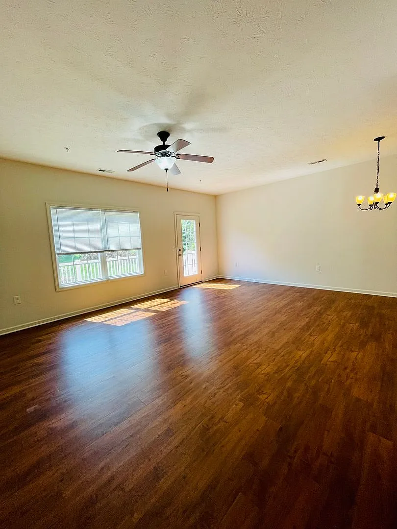 Two Master Suite Apartment Townhouse — Photo 4