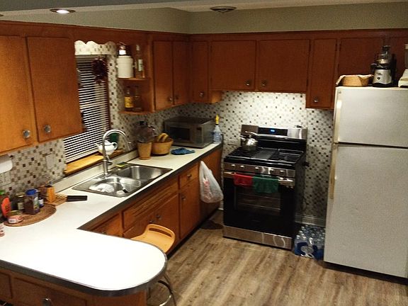 4th image of 5754 W Montrose Ave