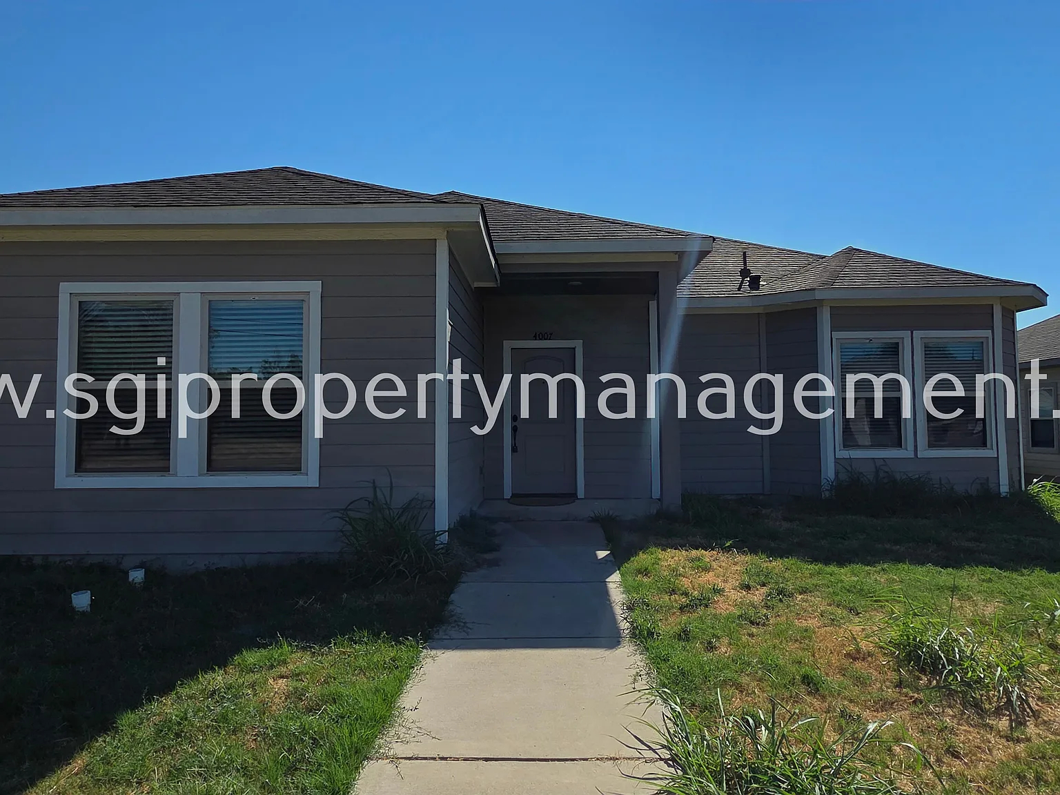 3 bedroom home in Greenville — Photo 1