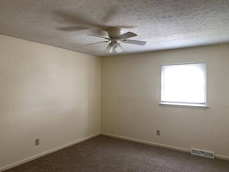 127 Holmes Cir — Photo 7