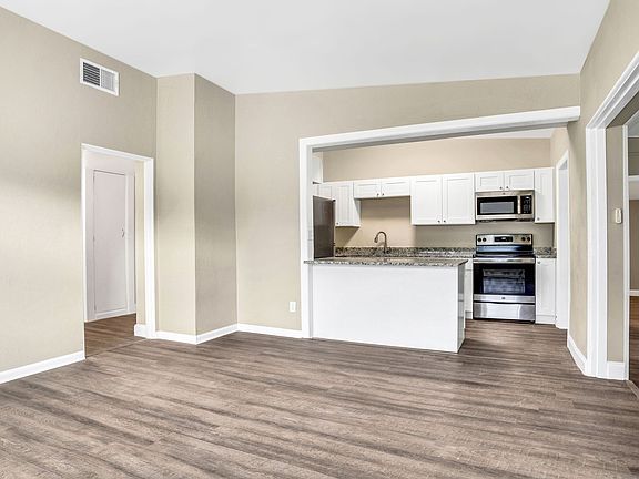 4th image of 21 Redwood Dr