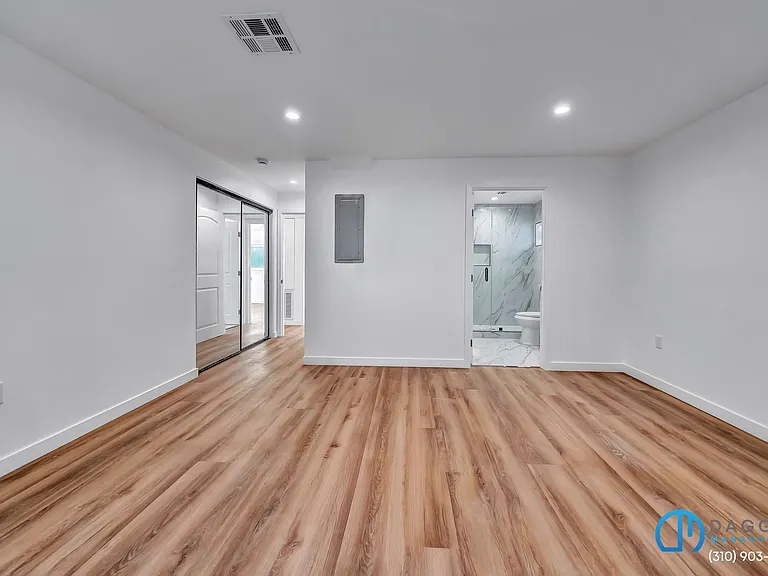 11845 Hamlin St — Photo 10