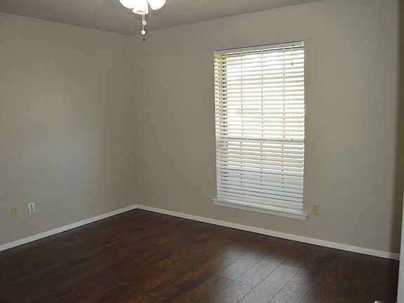 4th image of 7704 Pinehurst Dr W