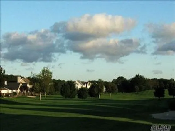 16 Julia Cir, Middle Island, NY 11953