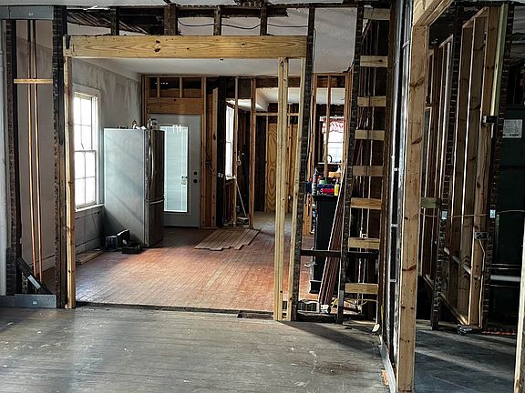 5th image of 811 Wilt St