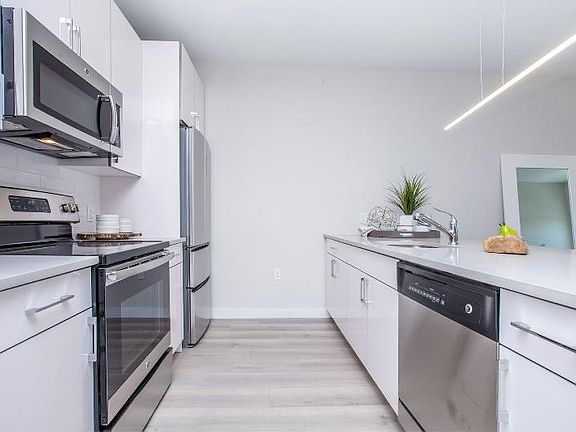 5th image of 14 Bennett St #413